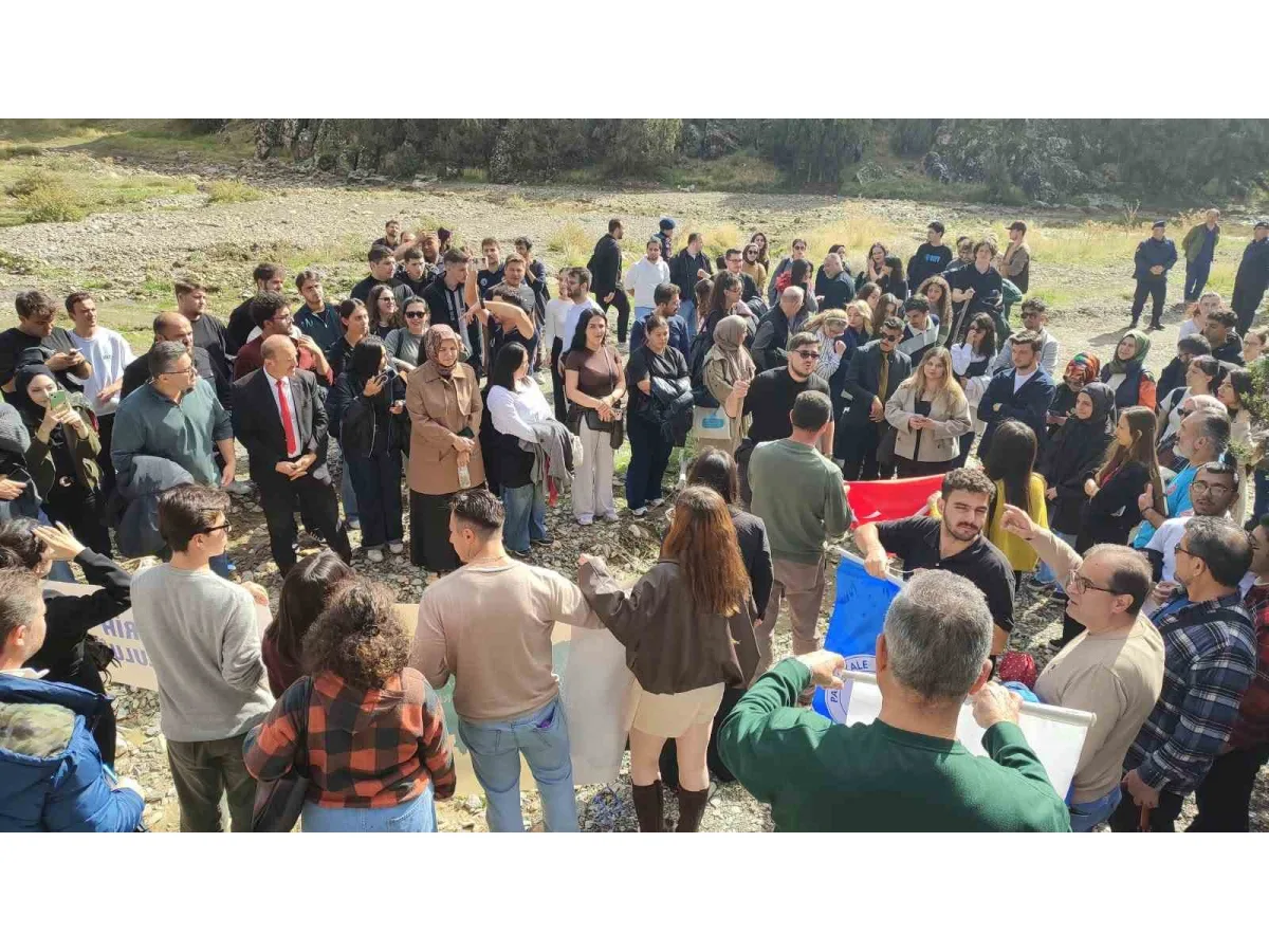 200 öğrenci 850 yıllık sırrı çözmek için savaş alanında ders işledi