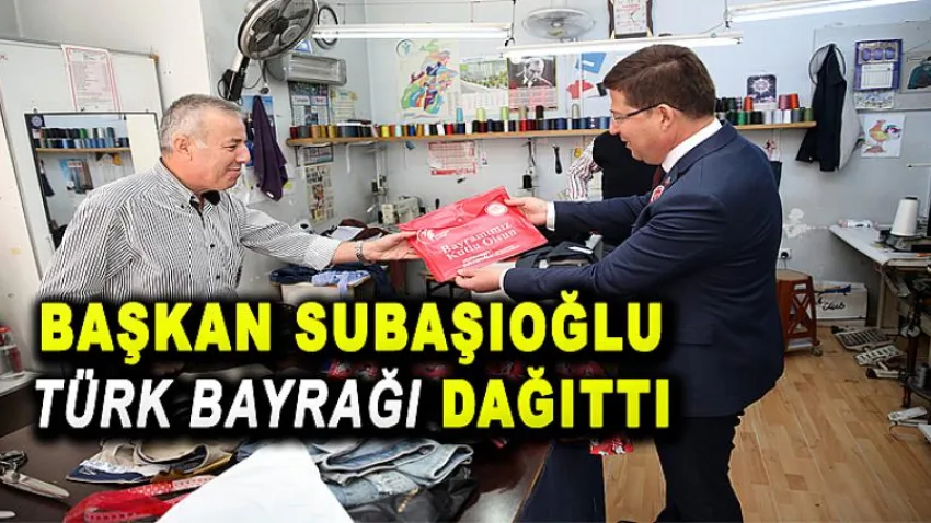 Başkan Subaşıoğlu, Türk Bayrağı Dağıttı
