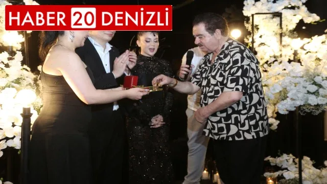 İbrahim Tatlıses’ten yüzüklerini taktığı gençlere çağrı: “Düğünü hemen yapın, yolumuzu bulalım”