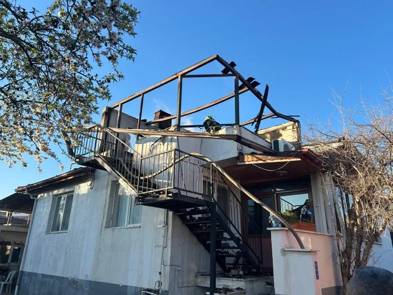 Denizli’de korkutan yangında çatı küle döndü