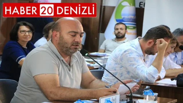 Çivril’de daha karar alınmadan asılan tabela meclis üyelerini şok etti