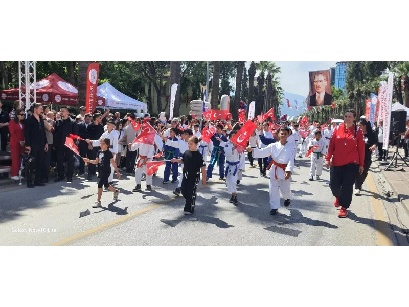Denizli’de 19 Mayıs Coşkusu: Vatandaşlar Meydanlara Akın Etti!