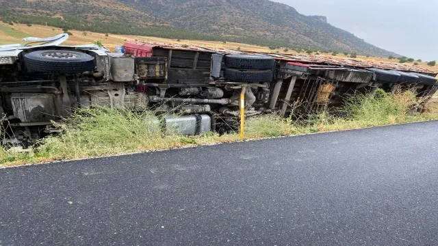 Saman yüklü tır devrildi; sürücü öldü, eşi ve çocukları yaralandı