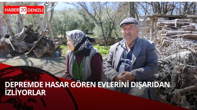 Depremde hasar gören evlerini dışarıdan izliyorlar