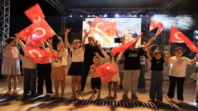 Çameli'nde sahne alan Ahmet Öngel, milli duyguları yaşattı