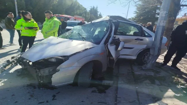 Aşırı süratli otomobille çarpışan 17 yaşındaki motosikletli ağır yaralandı