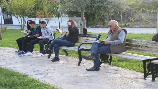 Mahalleli kitap okusun diye muhtarlığı kütüphaneye çevirdi