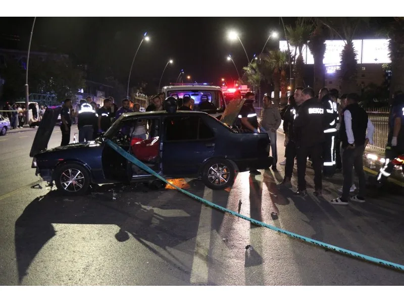 Kaza yapan otomobile motosiklet çarptı: 1 ölü, 1 yaralı
