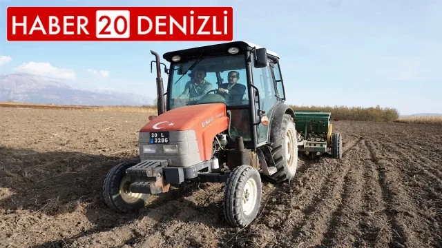 Direksiyona geçen Başkan Vural, ata tohumlarını toprakla buluşturdu