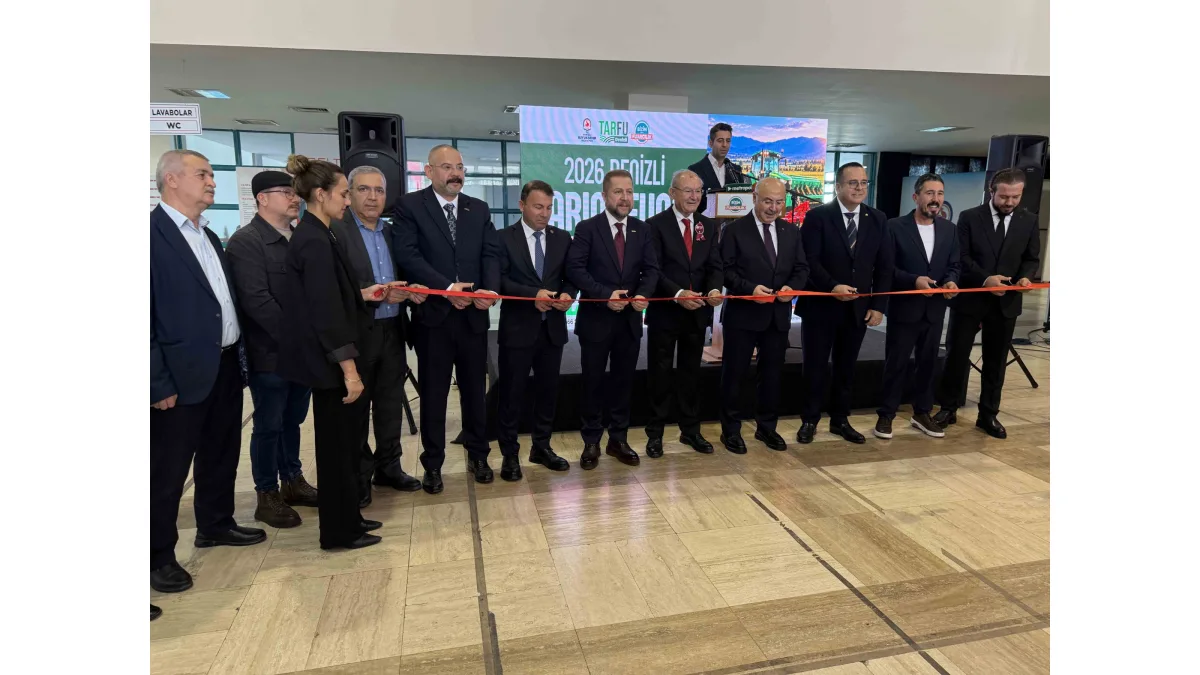 Protokol üyeleri Denizli Tarım Fuarı açılış kurdelesini kesiyor.