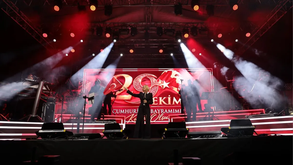 Sahneye kurulumu yapılmış ışıklar ve arkadaki ekranda 29 Ekim yazısı görünen konser sahnesi