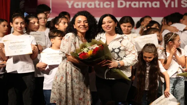 Merkezefendi Kent Tiyatrosu'nda yılsonu gösterisi ve sertifika töreni gerçekleşti