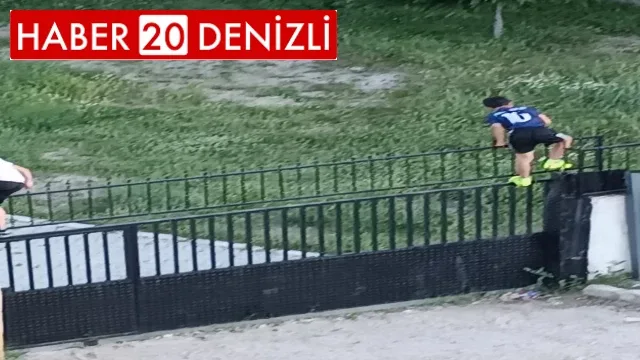 Stadın demir korkuluklarından atlayan gençler tehlikeye aldırmıyor