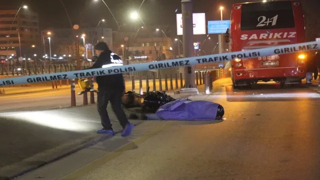 Dengesini Kaybeden Genç Motosiklet Sürücüsü Otobüsün Altında Kalarak Can Verdi