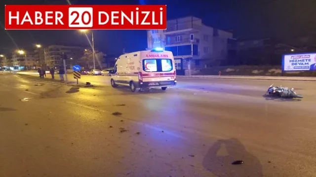 Akrobatik hareketler yapan motorcu trafik ışıklarına çaptı