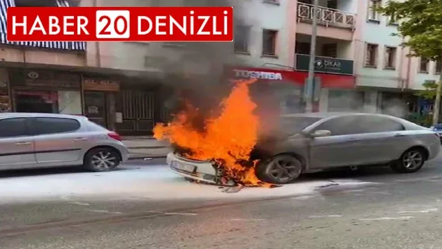 Kırmızı ışıkta bekleyen otomobil alev alev yandı