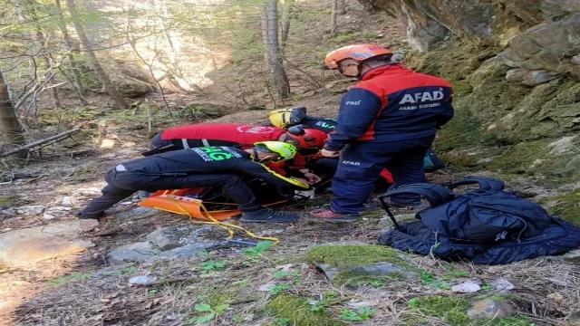 Kayıp dağcının cansız bedeni düştüğü uçurumdan helikopterle alındı