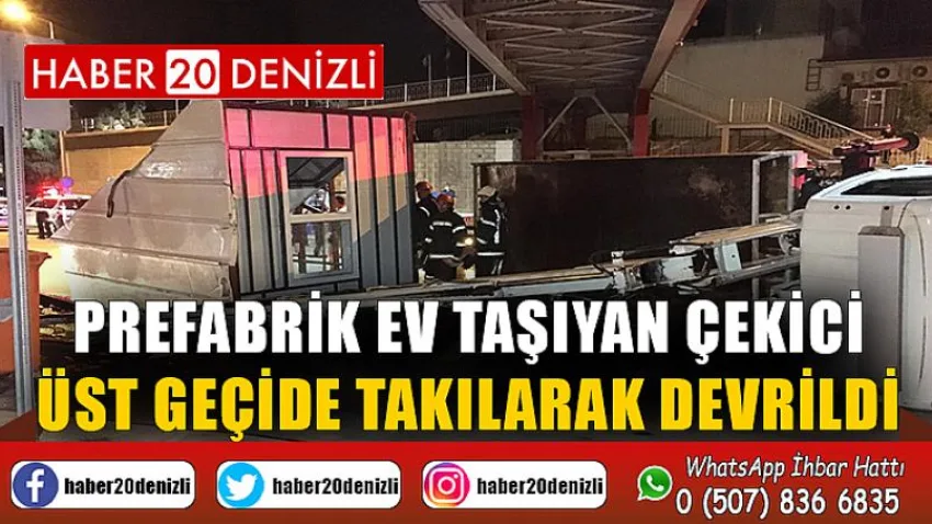 Prefabrik ev taşıyan çekici üst geçide takılarak devrildi