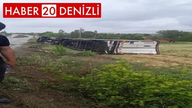 Kayganlaşan yoldan çıkan tır kanala devrildi