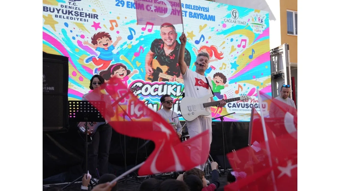 Denizli Büyükşehirle Cumhuriyet coşkusu okullara taştı