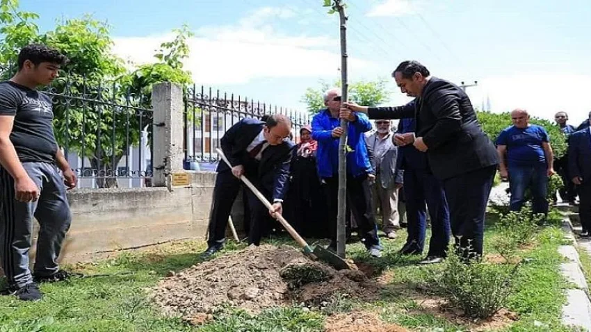 Başkan Örki Çamelili Öğrenci Anısına Ağaç Dikti