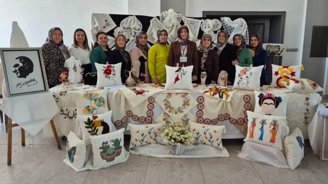 Serinhisar’da Kadınların El Emeği Göz Nuru Eserleri Sergilendi