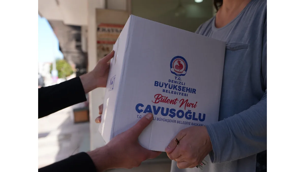 Denizli Büyükşehir Belediyesi logolu gıda kolisi bir vatandaşa teslim ediliyor.