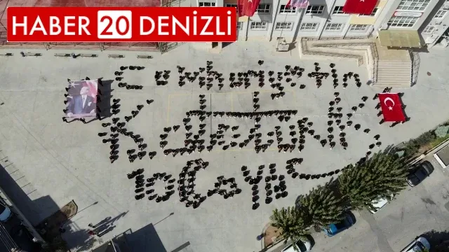Liseliler Cumhuriyetin 100. yaşı ve Atatürk’ün imzasını çizdi