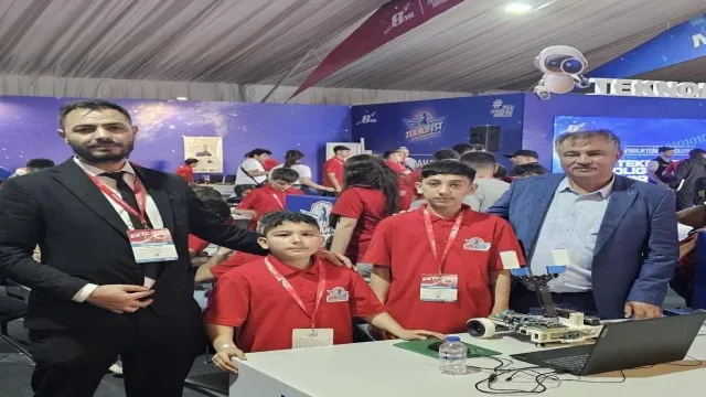 Başkan Pütün, Beyağaçlı öğrencileri KKTC TEKNOFEST'te yalnız bırakmadı