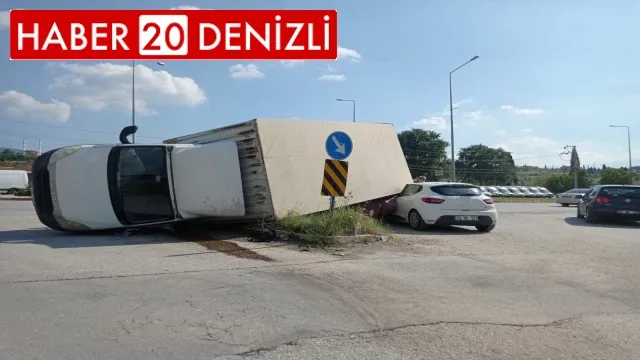 Zincirleme kazaya karışan araç, yoldan geçen otomobilin üzerine devrildi