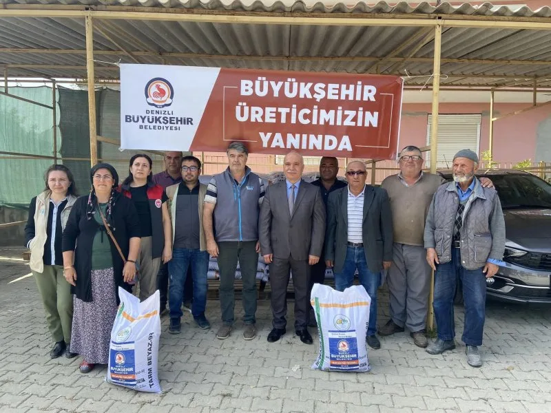 Denizli Büyükşehir Belediyesi tarafından Çardak ilçesinde 8 ton %50 hibeli Macar Fiği tohumu dağıtıldı.
