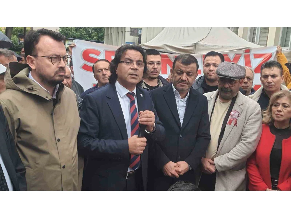 Başkan Doğan’ın destekçileri ikinci günde de belediye önünde buluştu