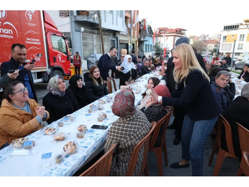 Akkonak Mahallesi’ndeki vatandaşları iftar sofrasında bir araya getirdi