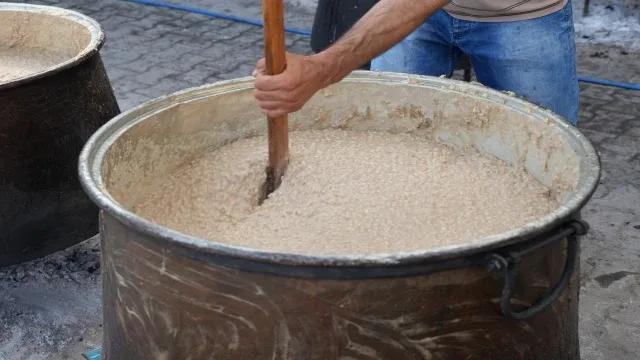 Babadağ'da 26.'sı düzenlenen geleneksel etkinlikte 10 ton keşkek ikram edildi