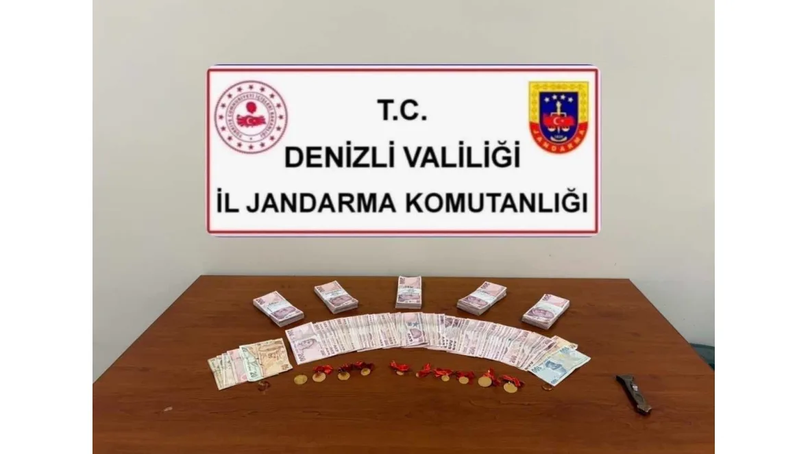 Masanın üzerinde sergilenen nakit para desteleri ve altınlar