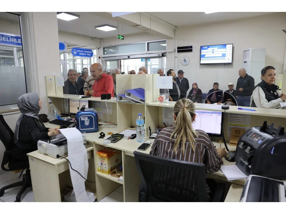 Vatandaslar Pamukkale Belediyesinde vergi odemesi yapmak icin veznelerin onunde sirada bekliyor.