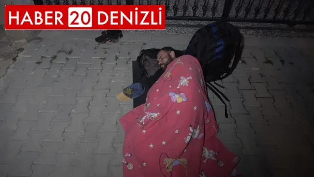 Lojman isteyen memur, sokağa yatak yorgan attı