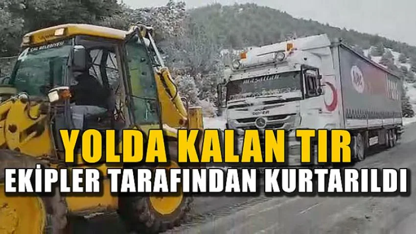 Yolda Kalan Tır Ekipler Tarafından Kurtarıldı