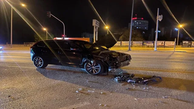 Kontrolden Çıkan Otomobil Yön Levhasına Çarpıp Takla Attı