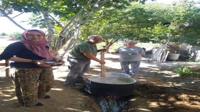 Evlerde aşure kazanları bolluk ve bereket için kaynıyor
