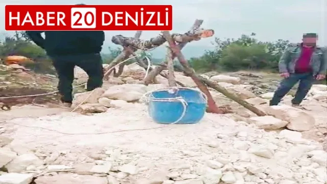 Defineciler açtıkları 20 metrelik kuyuyu çıkrık kurarak temizledi