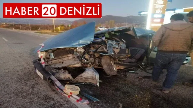 Tomruk yüklü kamyon otomobille çarpıştı; 2 yaralı