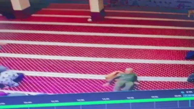 Minik yaramaz namaz kılan yaşlı adamı yere düşürdü