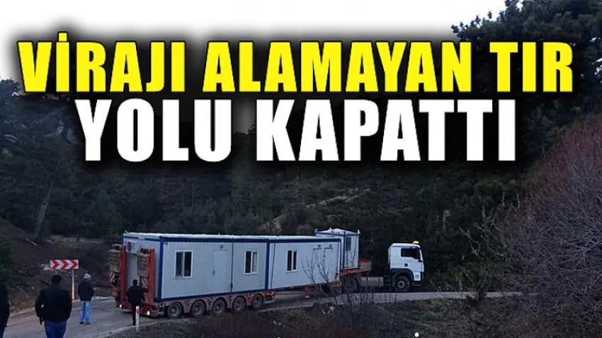 Virajı Alamayan Tır Yolu Kapattı