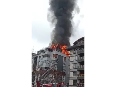 Site içinde bulunan apartmanın çatısı alev alev yandı