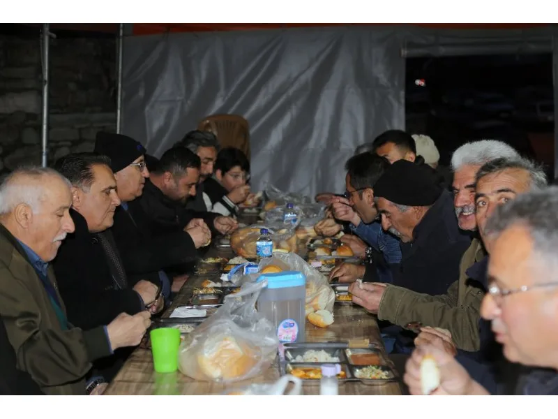 Başkan Arslan Yaylapınar Mahallesi'nde iftar yemeğine katıldı
