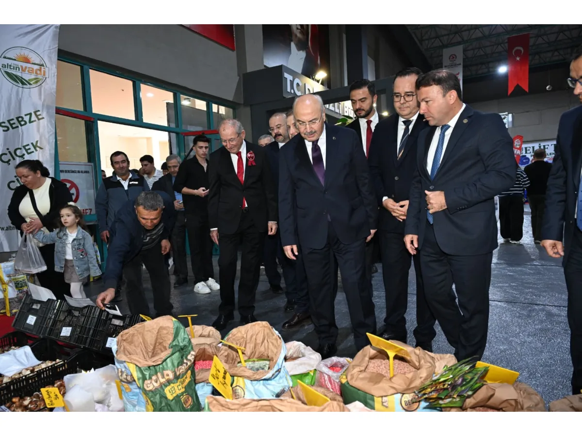 Denizli Tarım Fuarı nda çuvallardaki ürünleri inceleyen protokol üyeleri ve fuar ziyaretçileri