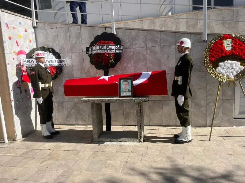 Arkadaşının düğünü sonrası geçirdiği trafik kazasında hayatını kaybeden astsubay son yolculuğuna uğurlandı