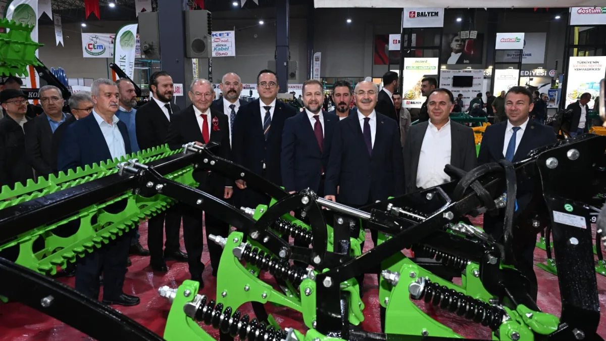 Denizli Tarım Fuarı alanında tarım makinelerini inceleyen protokol ve katılımcılar.