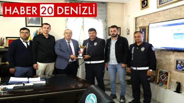 Çameli Voleybol Takımı kupayı Başkan Arslan’a takdim etti